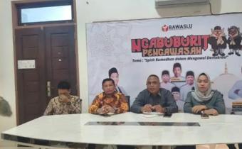 Ketua dan Anggota Bawaslu INHU Pada saat melakukan Rapat senin di Kantor Bawaslu INHU