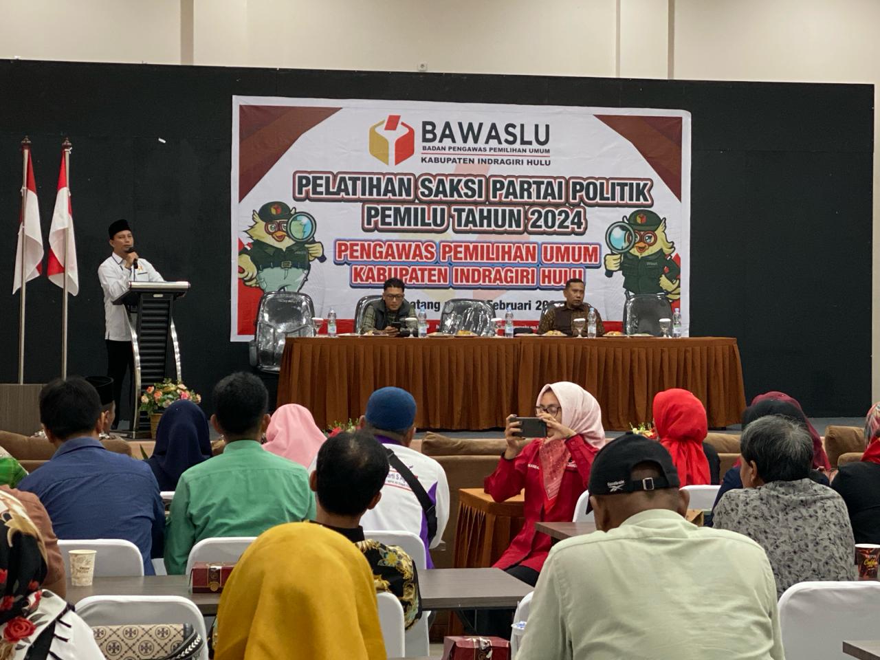 Anggota Bawaslu INHU M. Lukman Said saat Membuka Kegiatan Pelatihan Saksi Partai Politik Pemilu 2024