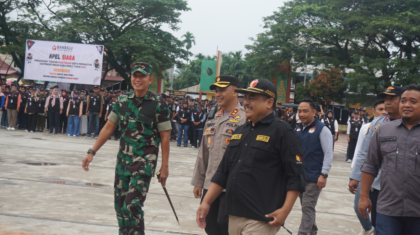 Ketua Bawaslu INHU Dedi Risanto saat melakukan Cek Pasukan Apel Siaga Pengawasan Pada Tahapan masa tenang yang di dampingi oleh Forkopimda INHU