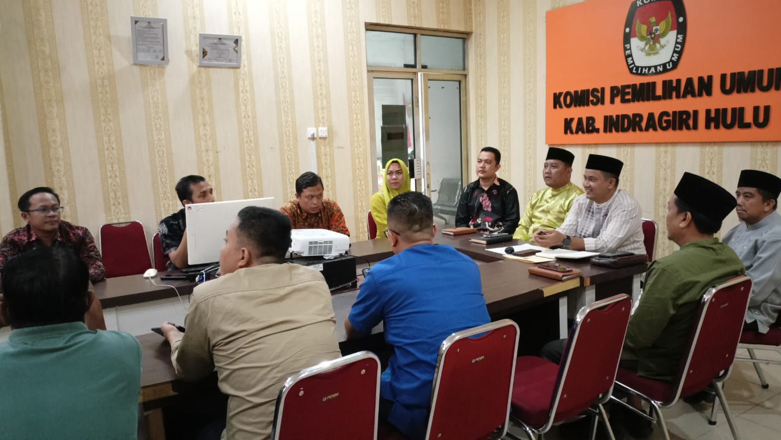 Anggota Bawaslu INHU Salestia Deni SH.MH saat Menghadiri Kegiatan Penyerahan Hasil Audit KAP atas Laporan Penerimaan dan Pengeluaran Dana Kampanye (LPPDK)  Parpol Peserta Pemilu 2024  