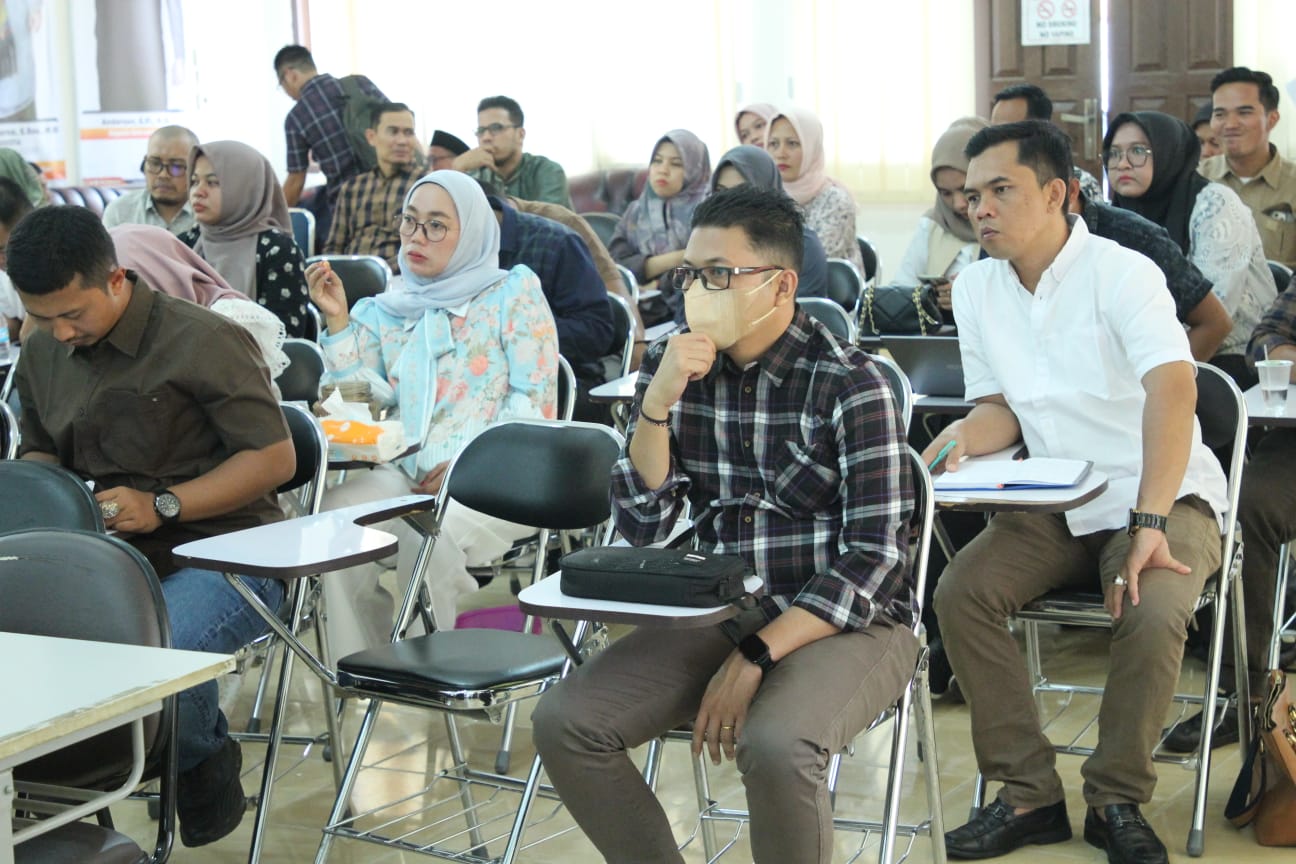 Kordiv Hukum dan Sengketa Bawaslu INHU Dwi Apriansyah Indra saat menghadiri Kegiatan  Rapat Finalisasi Penyusunan Keterangan Tertulis di Bawaslu Provinsi