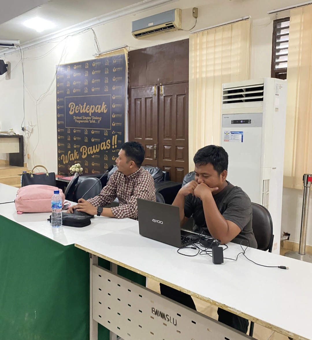 Anggota Bawaslu INHU Kordiv Hukum dan Penyelesaian Sengketa Dwi Apriansyah Indra bersama staf saat membuat keterangan tertulis untuk sidang PHPU di MK