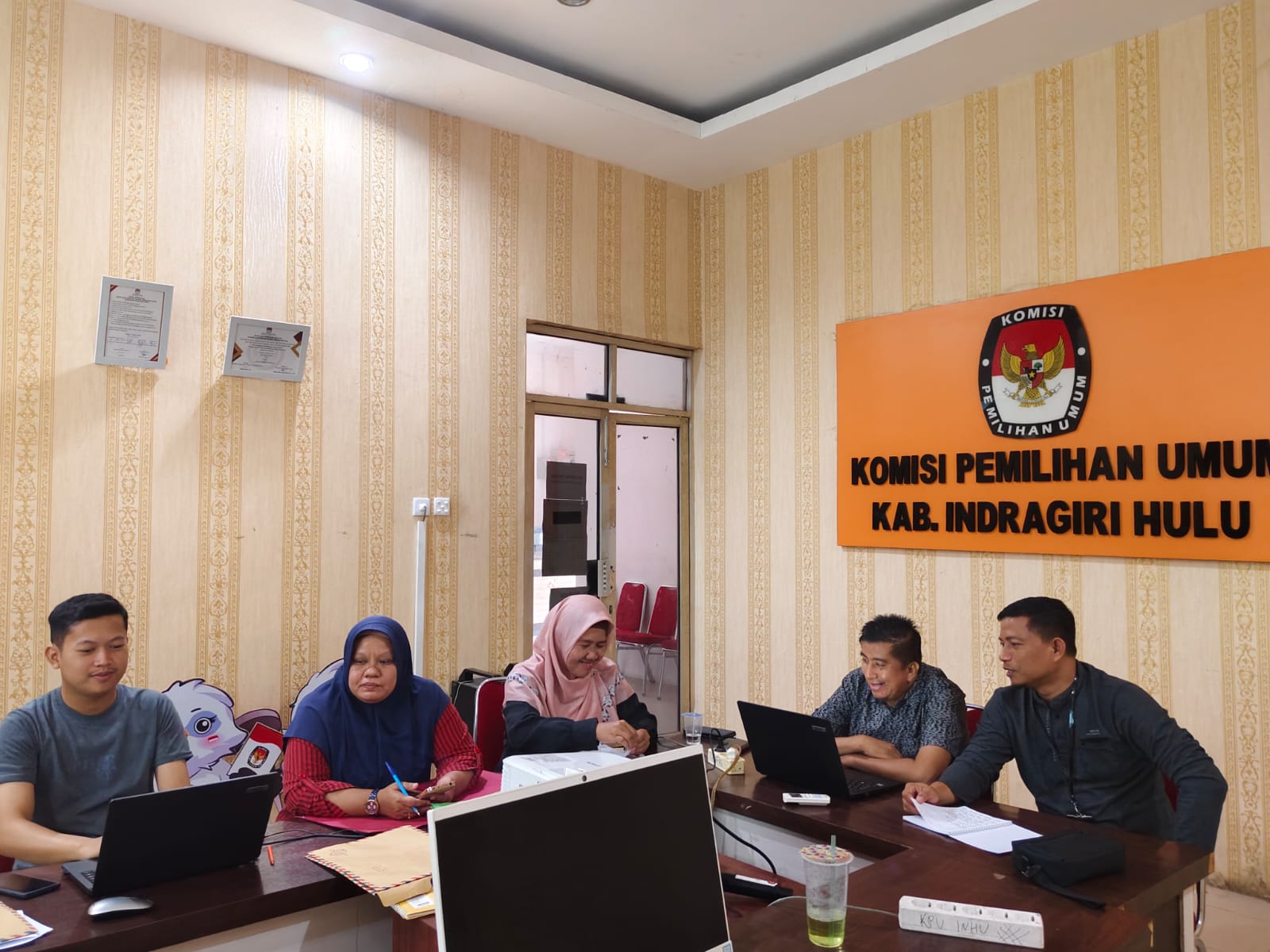 Kordiv SDM Organisasi dan Diklat Bawaslu INHU M Lukman Said Saat Melakukan Pengawasan di KPU INHU