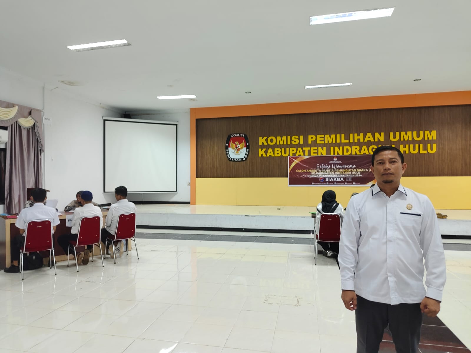 Koordinator Divisi SDM, Organisasi, Pendidikan, dan Pelatihan Bawaslu Kabupaten INHU,  M Lukman Said Saat Melakukan Pengawasan Pelaksanaan Tes Wawancara Calon Anggota Panitia Pemungutan Suara (PPS)