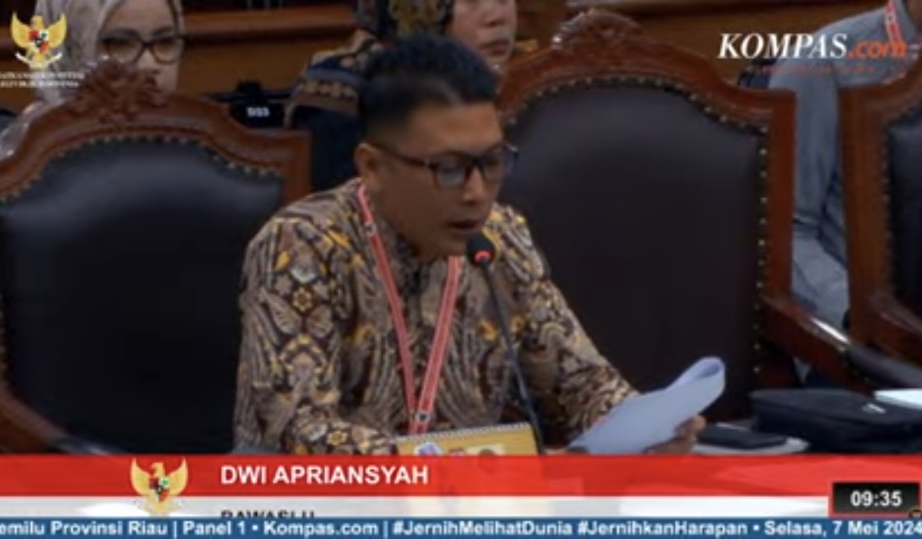 Anggota Bawaslu INHU Dwi Apriansyah Indra saat Pemberian Keterangan PHPU Pada Pemilu 2024 di Gedung MK