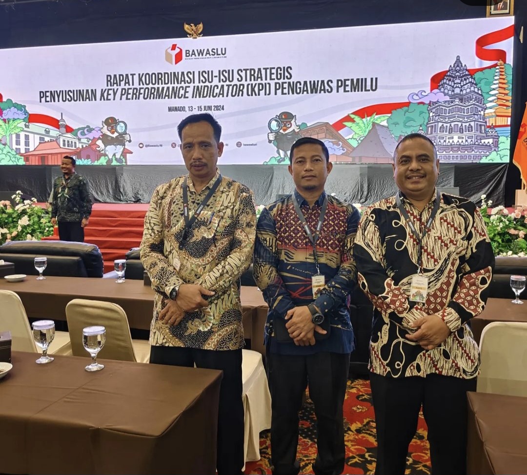 Ketua dan anggota serta Kepala Sekretariat Bawaslu INHU Pada Saat Hadiri Kegiatan Rapat Koordinasi (rakor) Issu-issu Strategis Penyusunan Key Performance Indikator (KPI) 