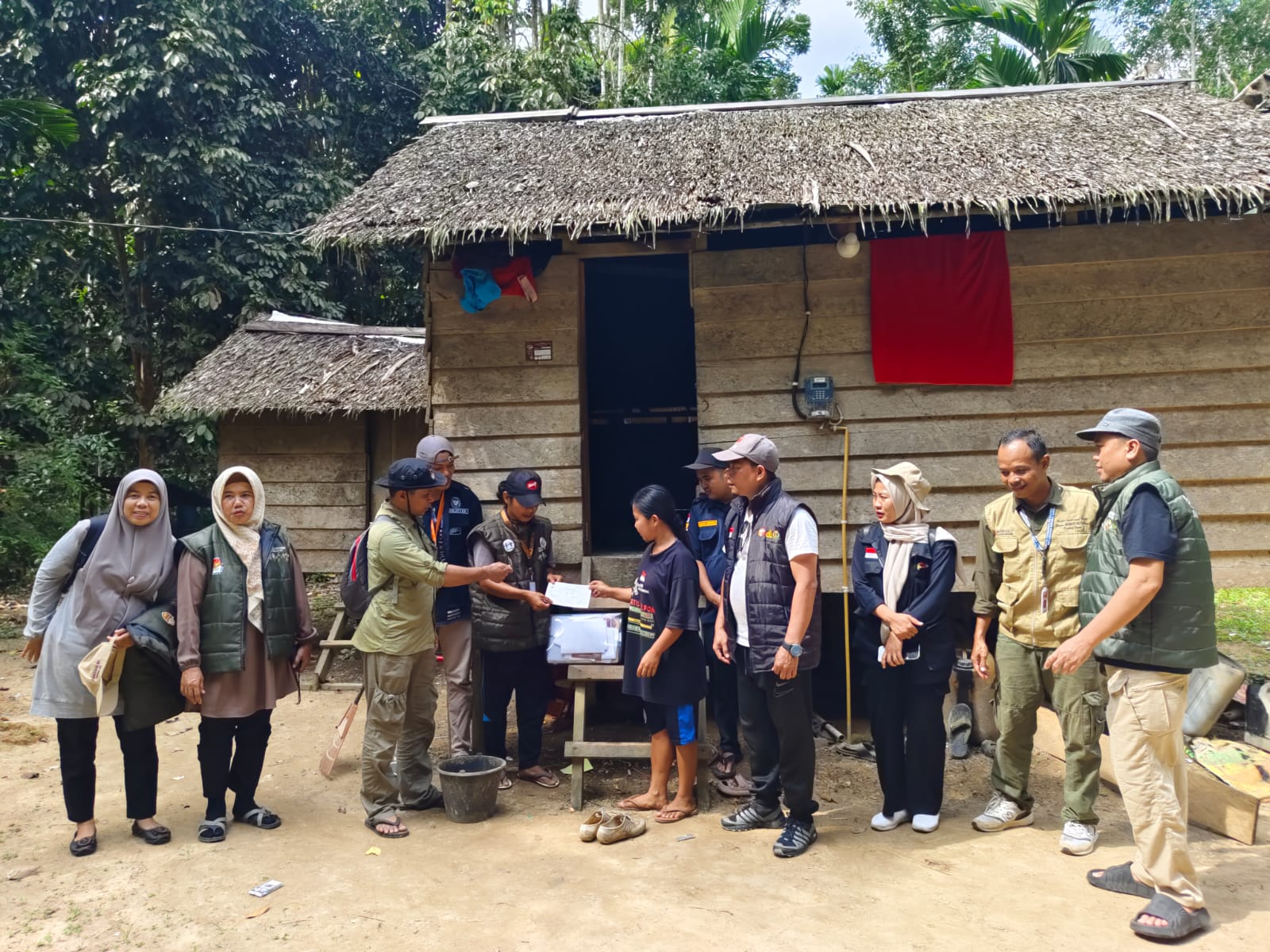 Kordiv SDM Organisasi dan Diklat Bawaslu INHU M Lukman Said Saat Melakukan Pengawasan di Perkampungan Suku talang mamak