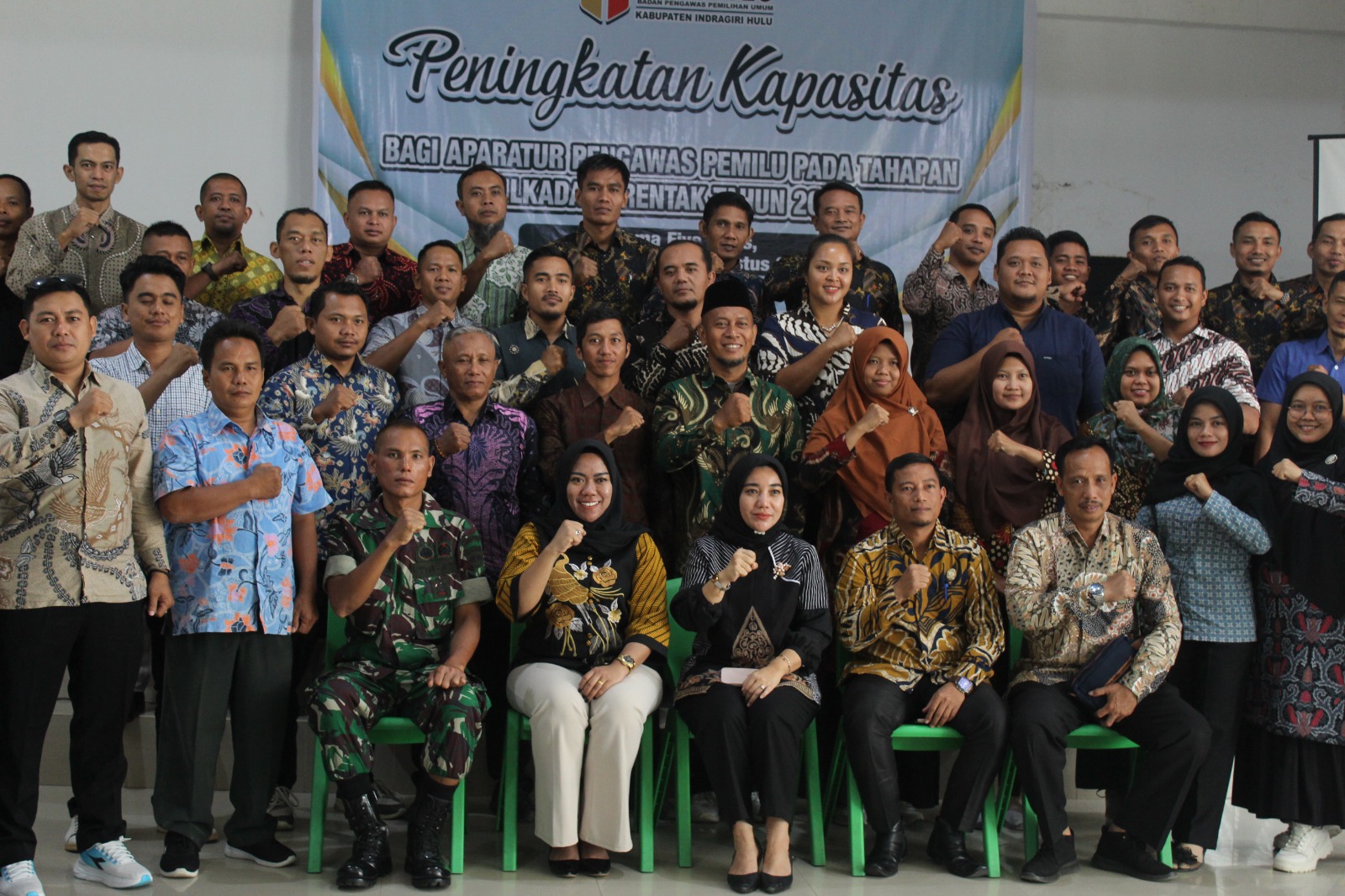 Photo bersama Pada Kegiatan Peningkatan Kapasitas bagi aparatur Pengawas Pemilu