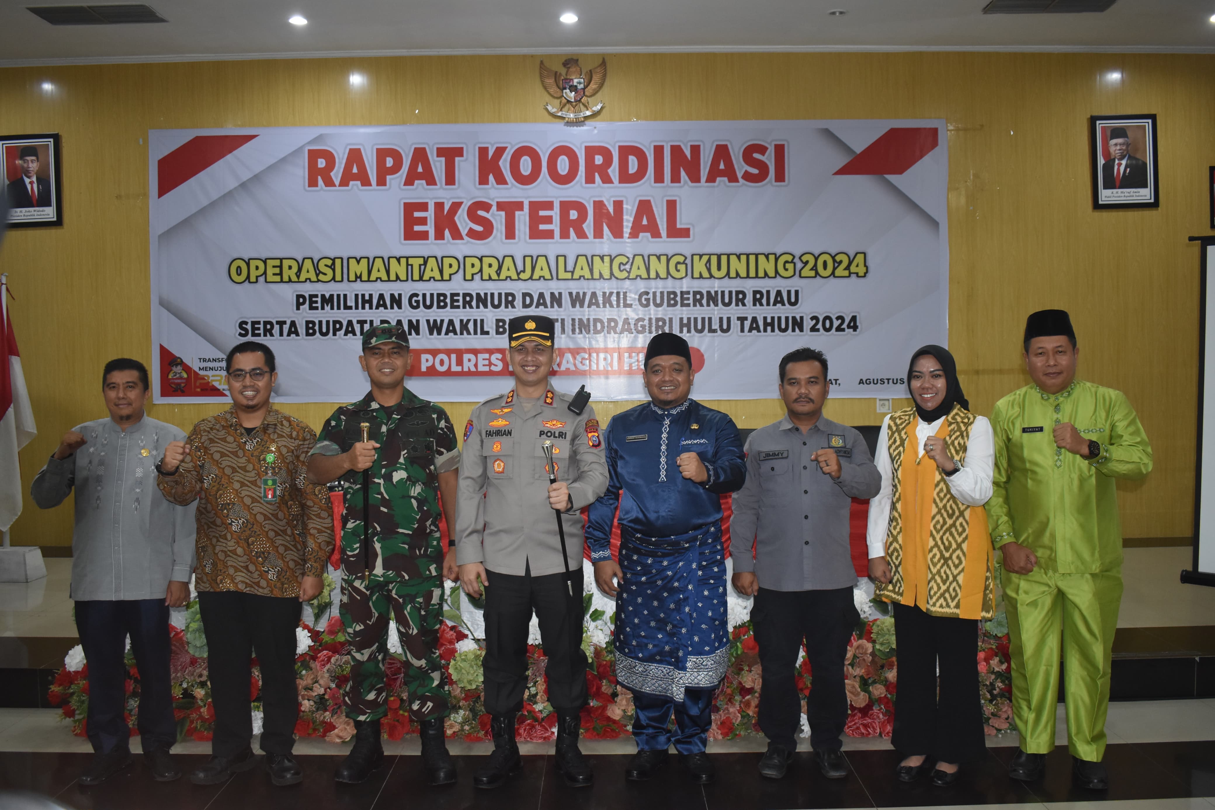 Anggota Bawaslu INHU Salestia Deni SH MH Pada Saat Mengikuti Kegiatan Rapat Koordinasi Lintas Sektoral Ops Mantap Praja Lancang Kuning Tahun 2024, Tentang Pengamanan Pemilihan Gubernur dan Wakil Gubernur, Bupati dan Wakil Bupati, Serta Walikota dan Wakil Walikota di Gedung Sejuta Sungkai Jl. Ahmad Yani Kelurahan Skip Hilir Kecamatan Rengat Kabupaten Indragiri Hulu Inhu Jumat tanggal 09 Agustus 2024.