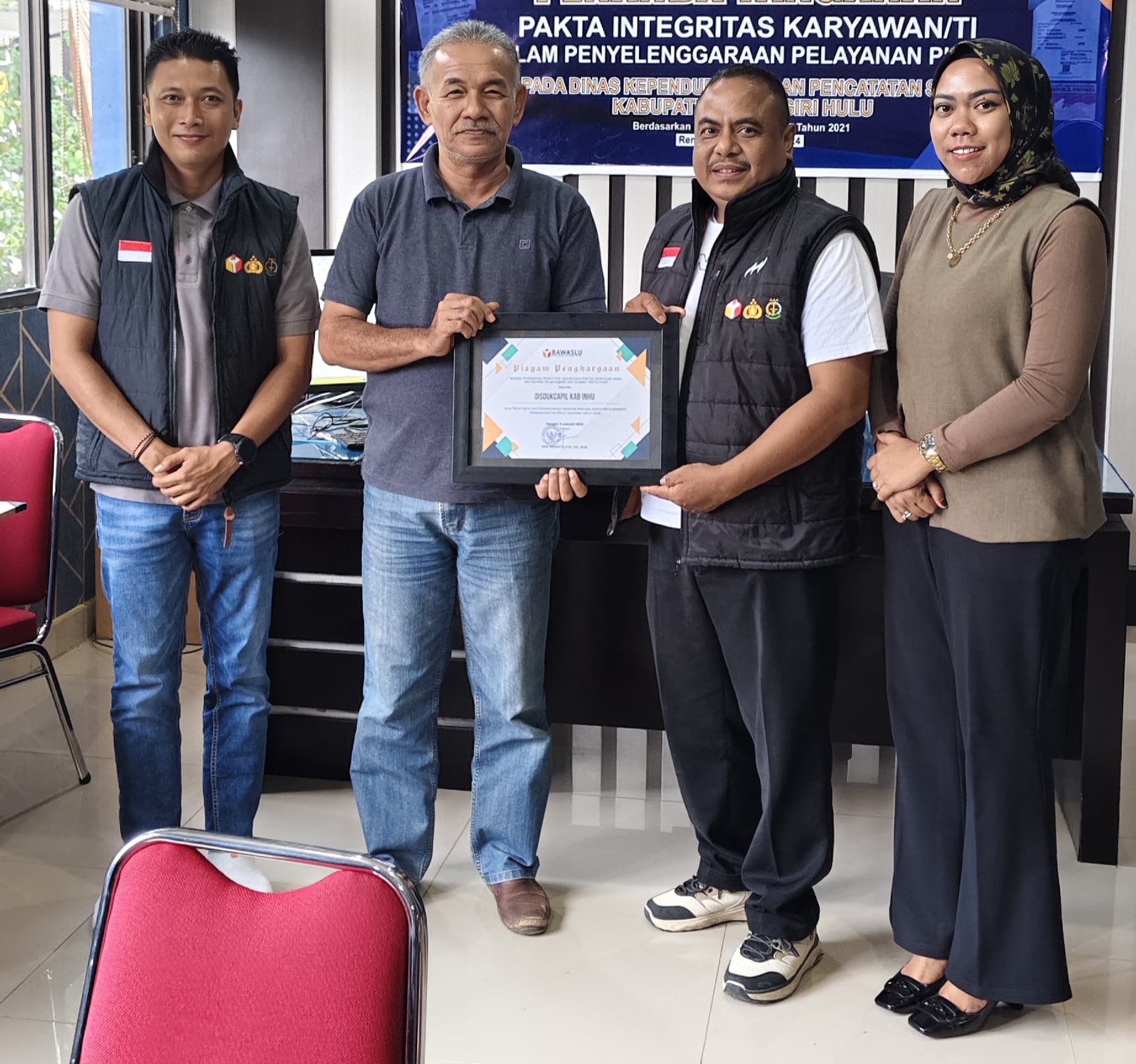 Ketua dan anggota Bawaslu INHU Saat Memberikan Plakat dan Buku Hasil Pengawasan ke Disdukcapil Kabupaten INHU