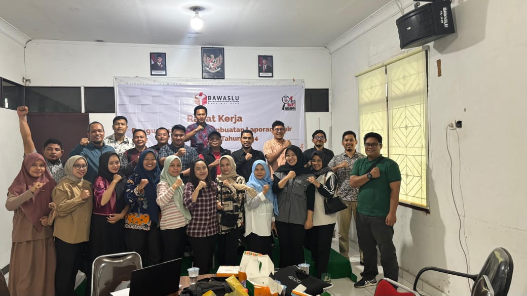 Staf Sekretariat Bawaslu INHU Pada saat menghadiri kegiatan Rapat Kerja pengumpulan data pembuatan laporan akhir Divisi SDM-OD