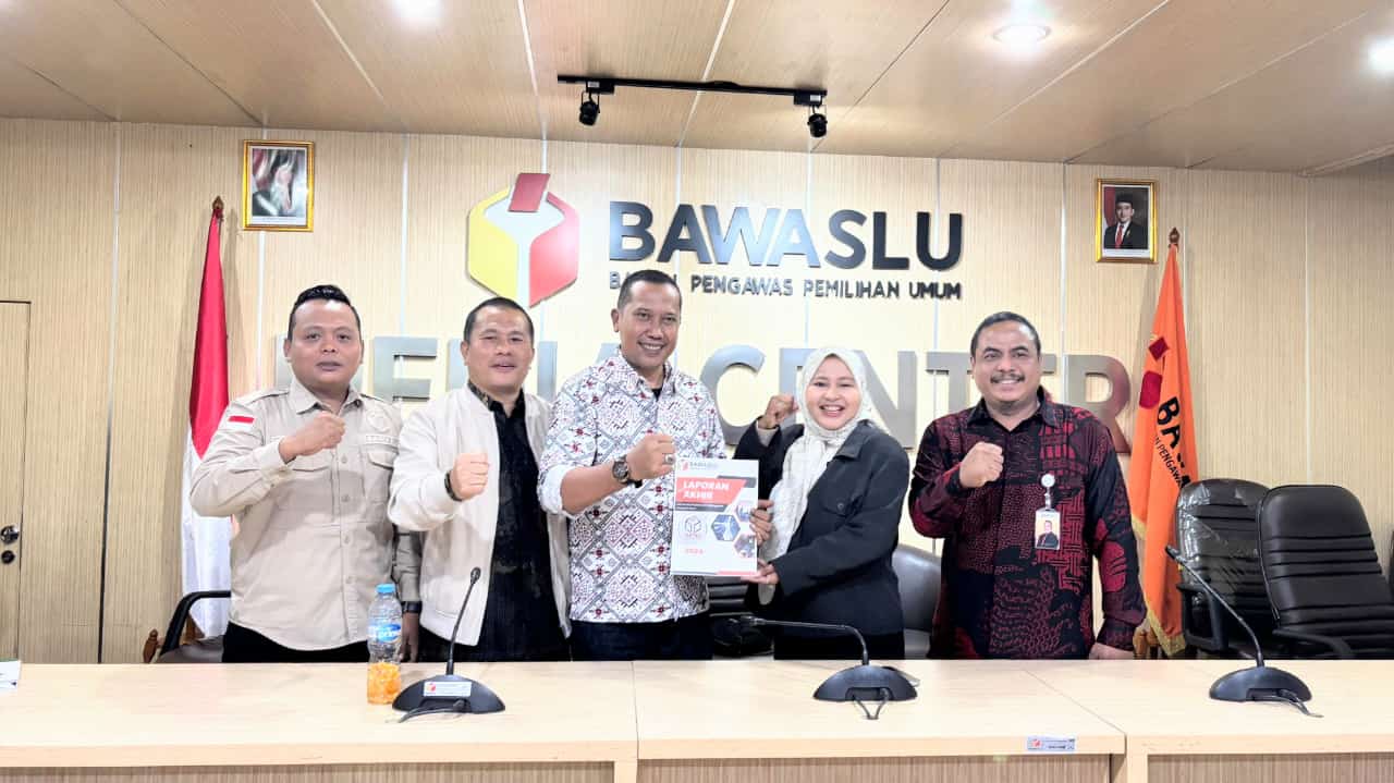 Ketua dan anggota Bawaslu INHU saat menyerahkan laporan kehumasan Ke Bawaslu RI