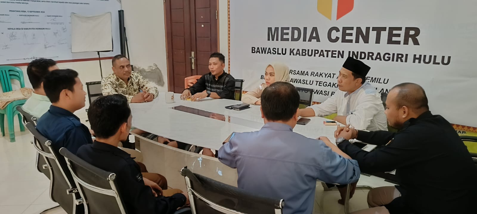 Ketua dan anggota Bawaslu INHU pada saat diskusi tentang Pemutakhiran Data pemilih Berkelanjutan 