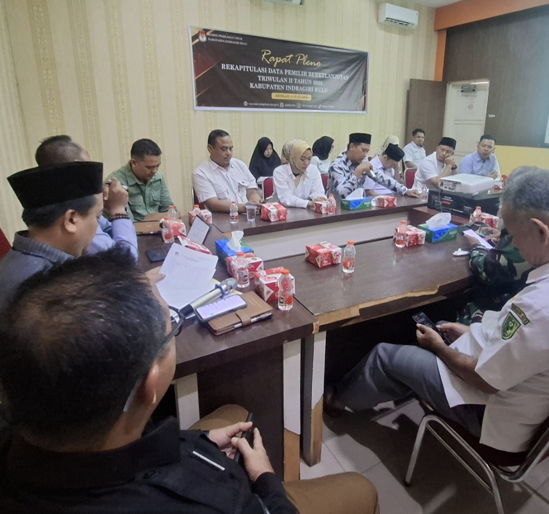 Ketua dan anggota Bawaslu INHU Pada Saat Rapat Pleno di Kantor KPU INHU