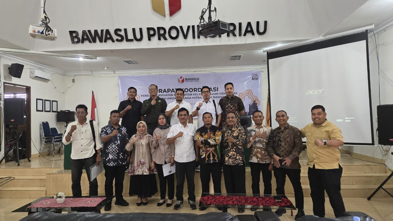 Ketua dan Kordiv SDM Bawaslu INHU Pada Saat Memghadiri Kegiatan di Bawaslu Riau