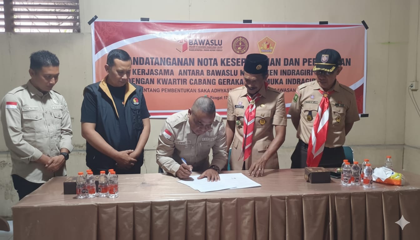 ketua dan anggota Bawaslu INHU Pada saat  Tandatangan Nota Kesepahaman Pembentukan Saka Adhyasta Pemilu