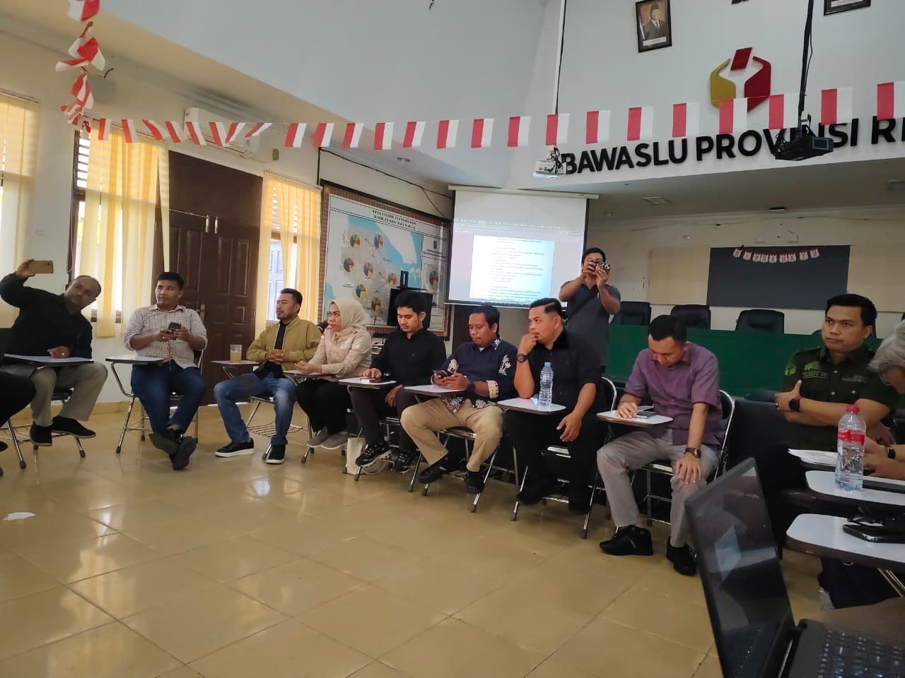 Anggota Bawaslu INHU Saat Menghadiri Kegiatan di Aula Bawaslu Riau 