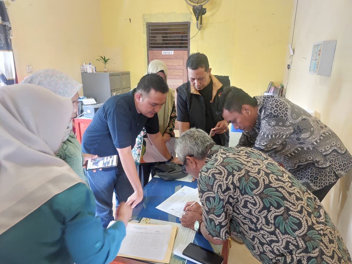 Anggota Bawaslu INHU Said M Affandi saat melakukan Pengawasan di Desa Kelawat Kecamatan Sungai lala