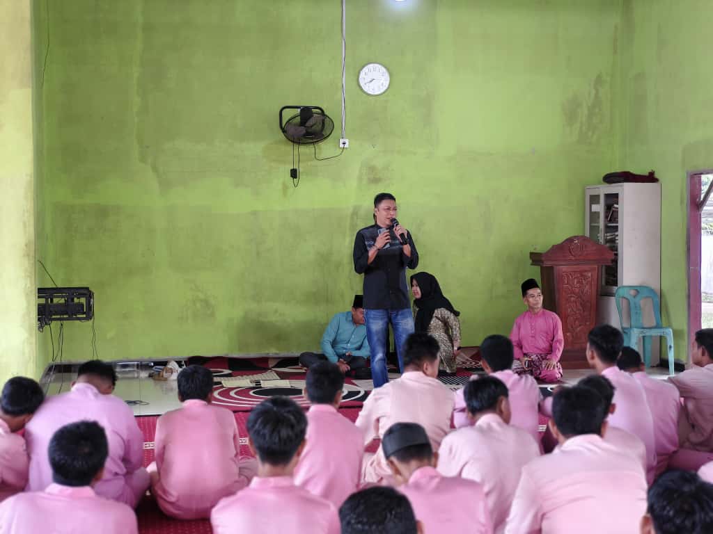 Anggota Bawaslu INHU Dwi Apriansyah Indra saat mengisi Materi Pada kegiatan Sosialisasi Pemilih Pemula di SMA N 1 Rengat Barat