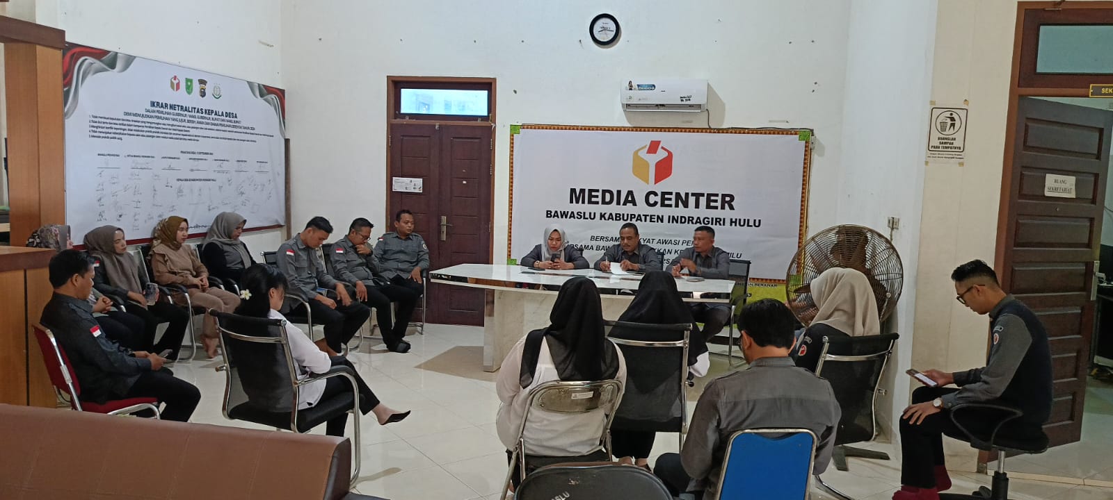 Ketua dan Anggota Bawasl;u INHU Pimpin Rapat Senin di Kantor Bawaslu INHU