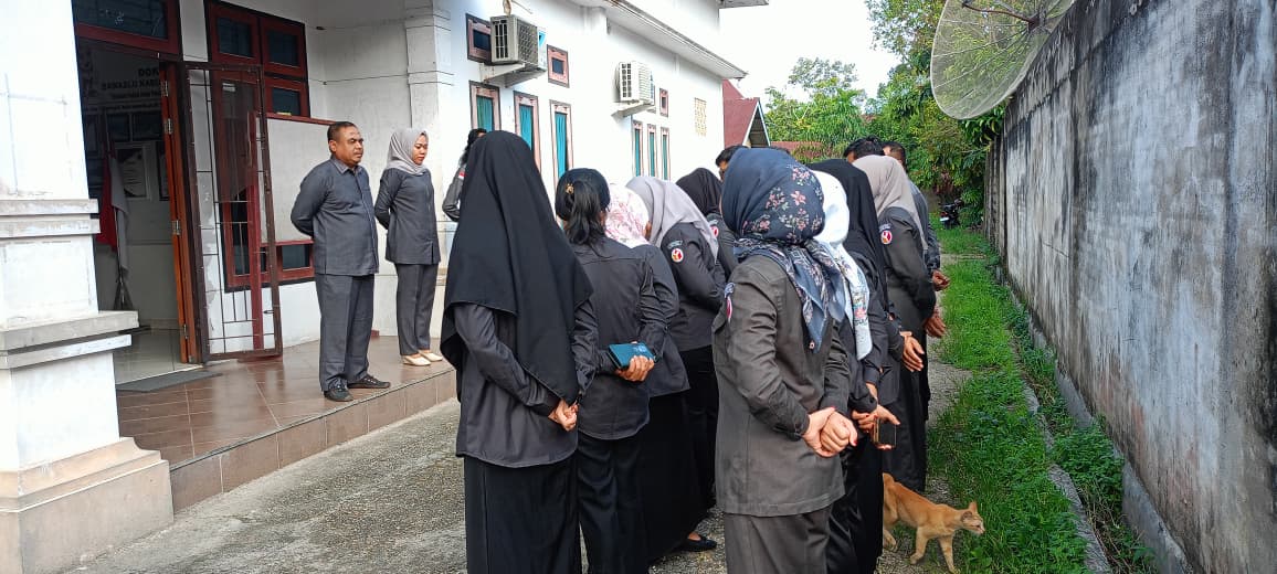 Ketua Bawaslu INHU dedi Risanto saat mempimpin Apel Senin di kantor Bawaslu INHU