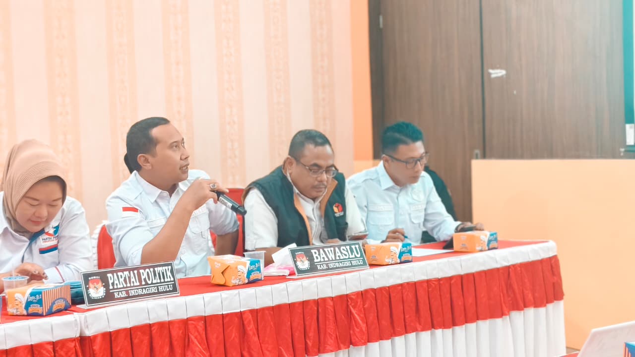 Ketua dan anggota Bawaslu INHU Pada saat menghadiri rapat pleno Rekapitulasi PDPB Triwulan I Tahun 2026