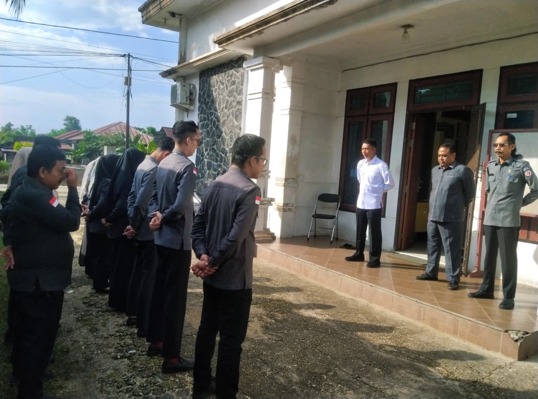Anggota Bawaslu INHU Dwi Aprisnayah indra pada saat Menjadi Pembina Apel 