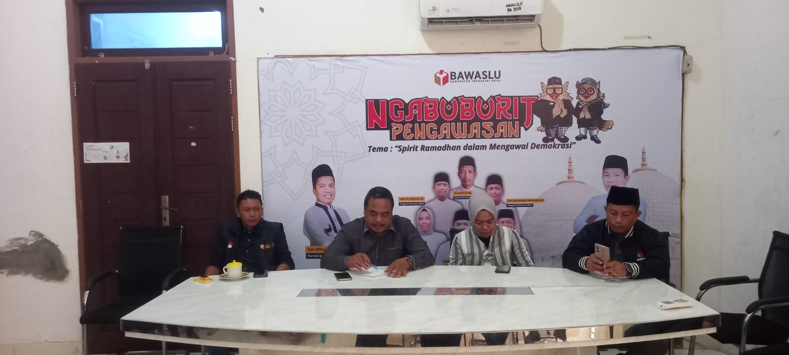 Ketua dan anggota Bawaslu INHU Pada saat memimpin rapat senin 