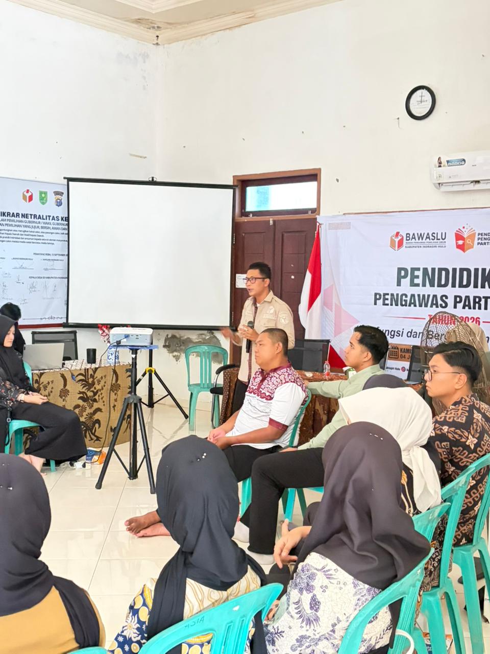 Anggota Bawaslu INHU Dwi Apriansyah Indra Pada saat memberikan Materi Pada Kegiatan pendidikan Pengawas partisipatif (P2P) Kamis 04 Juni 2026 di Kantor Bawaslu INHU