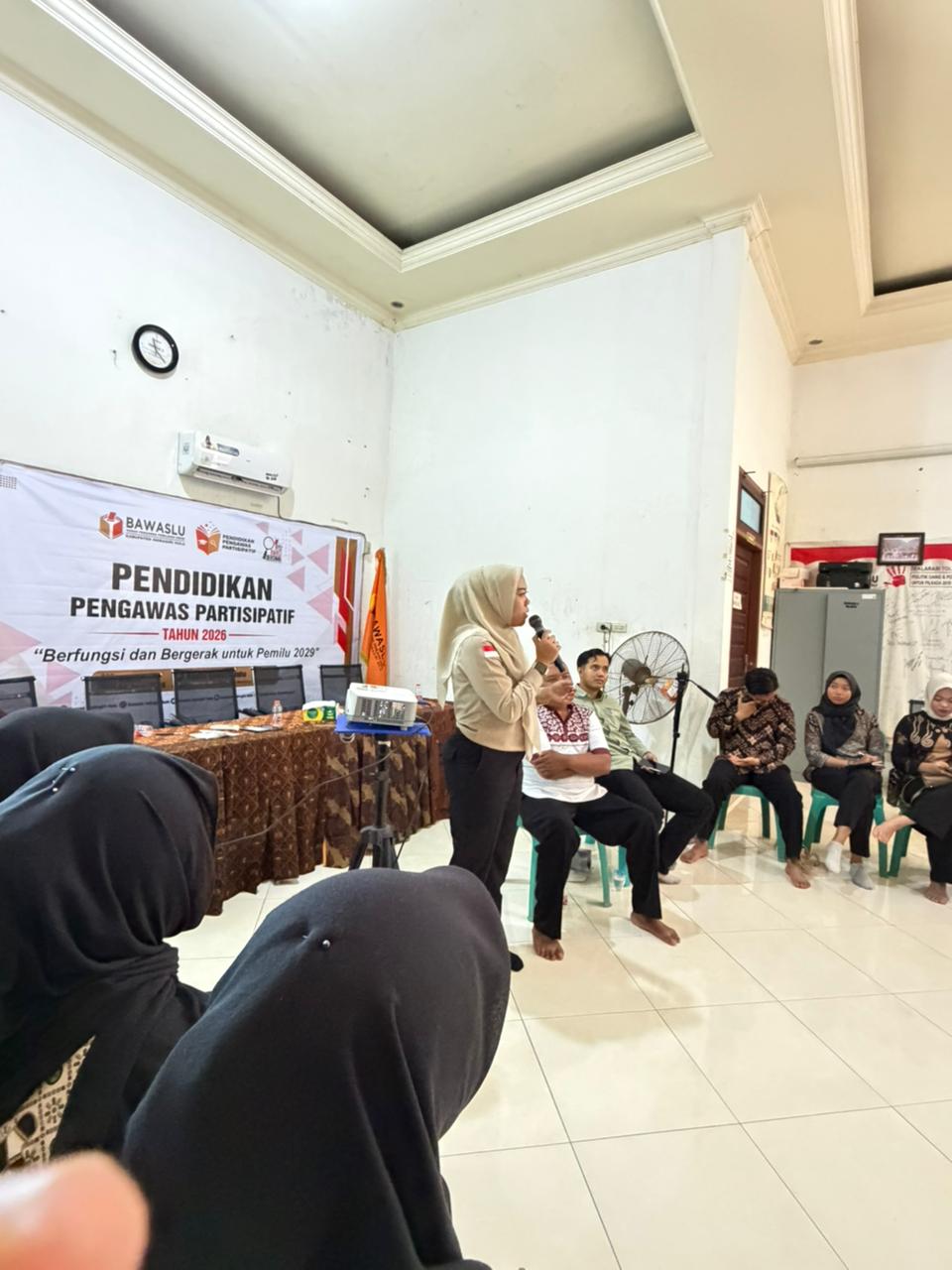 Anggota Bawaslu INHU salestia Deni,SH.,MH Pada saat mengisi materi pada Kegiatan Pendidikan pengawas Partisipatif 2026 Kamis 04 Juni 2026 di kantor bawaslu INHU