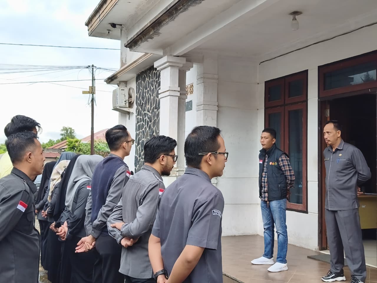 Anggota Bawaslu INHU Dwi Apriansyah Indra saat Memimpin Apel senin 22 Juni 2026 di Kantor Bawaslu INHU