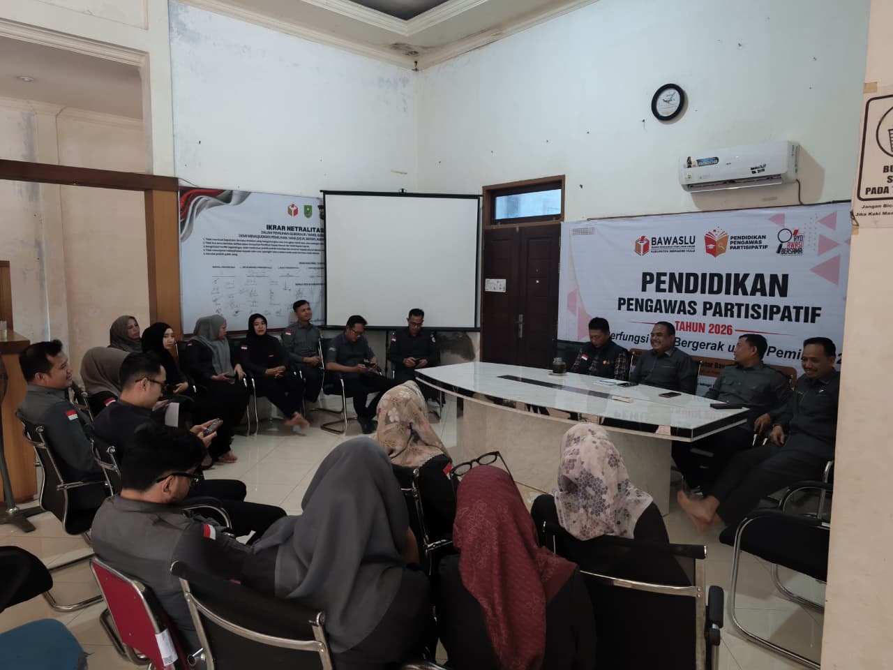 Rapat Mingguan di Kantor Bawaslu INHU 