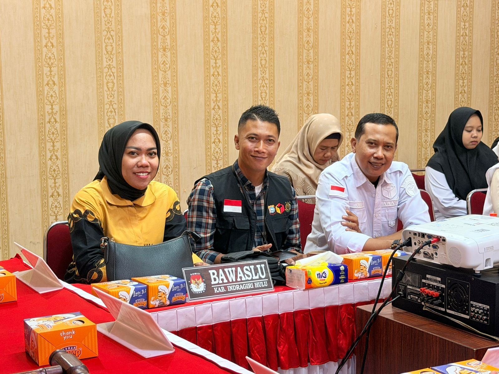 Anggota Bawaslu INHU Pada saat Menghadiri Rapat Pleno Rekapitulasi Pemutakhiran Data Pemilih Berkelanjutan (PDPB) Triwulan II Tahun 2026