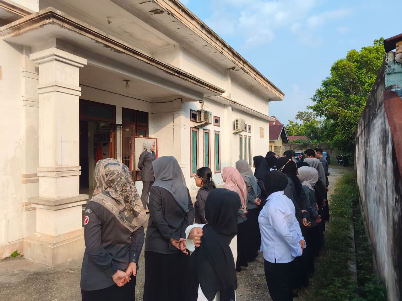 Apel Senin Bawalsu INHU dengan Pembina Apel Anggota Bawaslu INHU Salestia Deni.,SH.,MH
