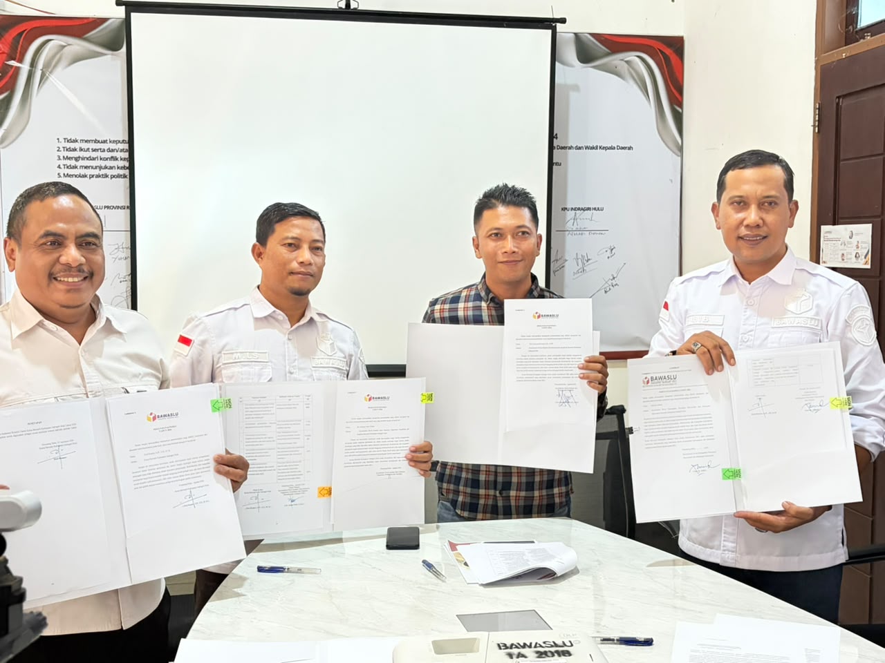 Ketua dan Anggota Bawaslu INHU pada saat melakukan Tandatangani Dokumen Indikator Kinerja Utama (IKU) Tahun 2026