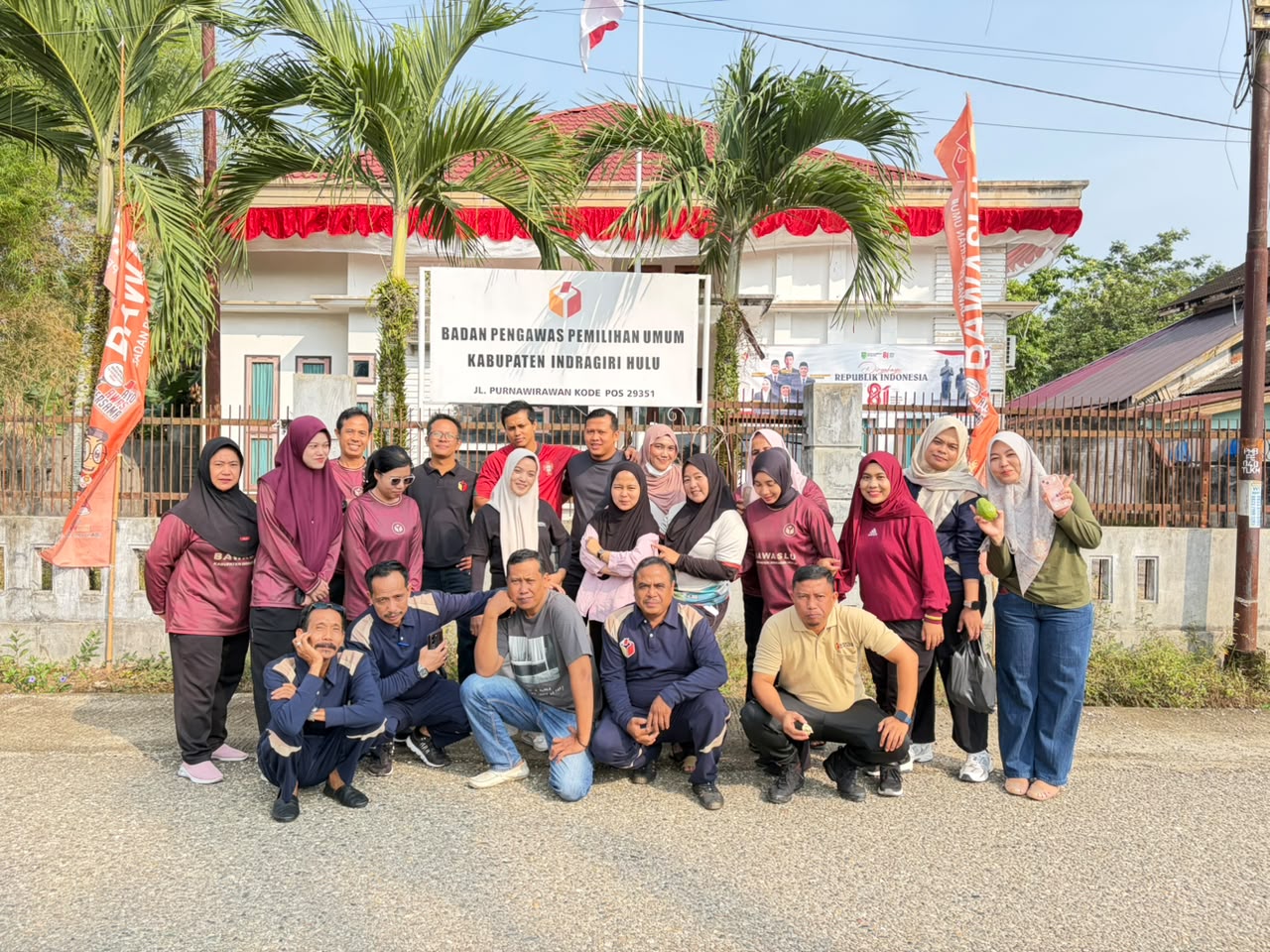  keluarga besar Bawaslu Kabupaten Indragiri Hulu melaksanakan kegiatan Jalan Sehat pada Kamis, 20 Agustus 2026.