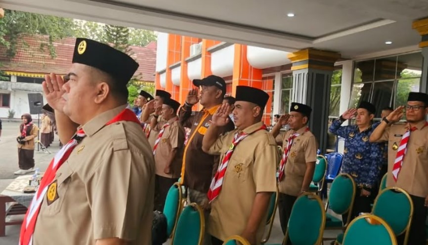 Ketua Bawaslu INHU Dedi Risanto saat mengikuti Apel Besar Hari Pramuka ke-65 Tahun 2026