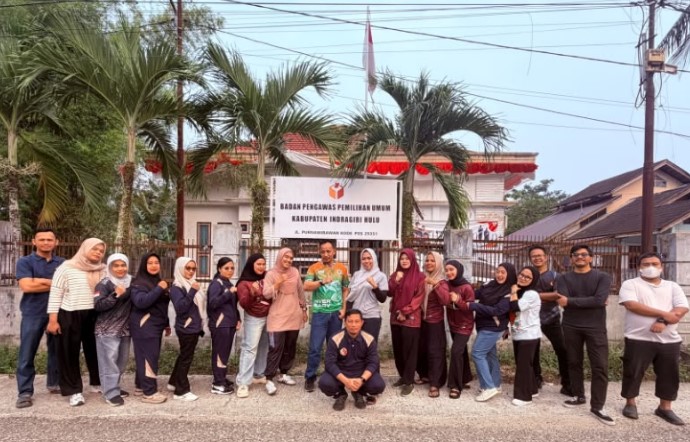 Jajaran Bawaslu INHU Pada saat Jalan sehat pada program  Jumat Sehati  