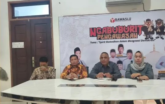 Ketua dan Anggota Bawaslu INHU Pada saat melakukan Rapat senin di Kantor Bawaslu INHU