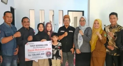 Ketua Bawalsu Riau dan Ketua Bawaslu INHU Pada saat menyerahkan secara simbolis dana Kerohiman kepada keluarga Alm M Nur 