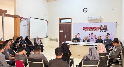 Ketua Bawaslu INHU Dedi Risanto Pada saat memimpin Rapat senin di Kantor Bawaslu INHU 19/10/2026