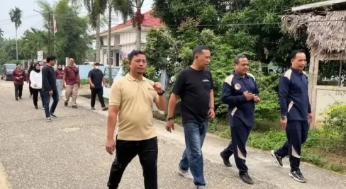 ketua bawaslu INHU Dedi Risanto Bersama dengan jajaran Staf Sekretariat Bawaslu INHU Pada saat melaksanakan Kegiatan Jumat Sehati 15/10/2026
