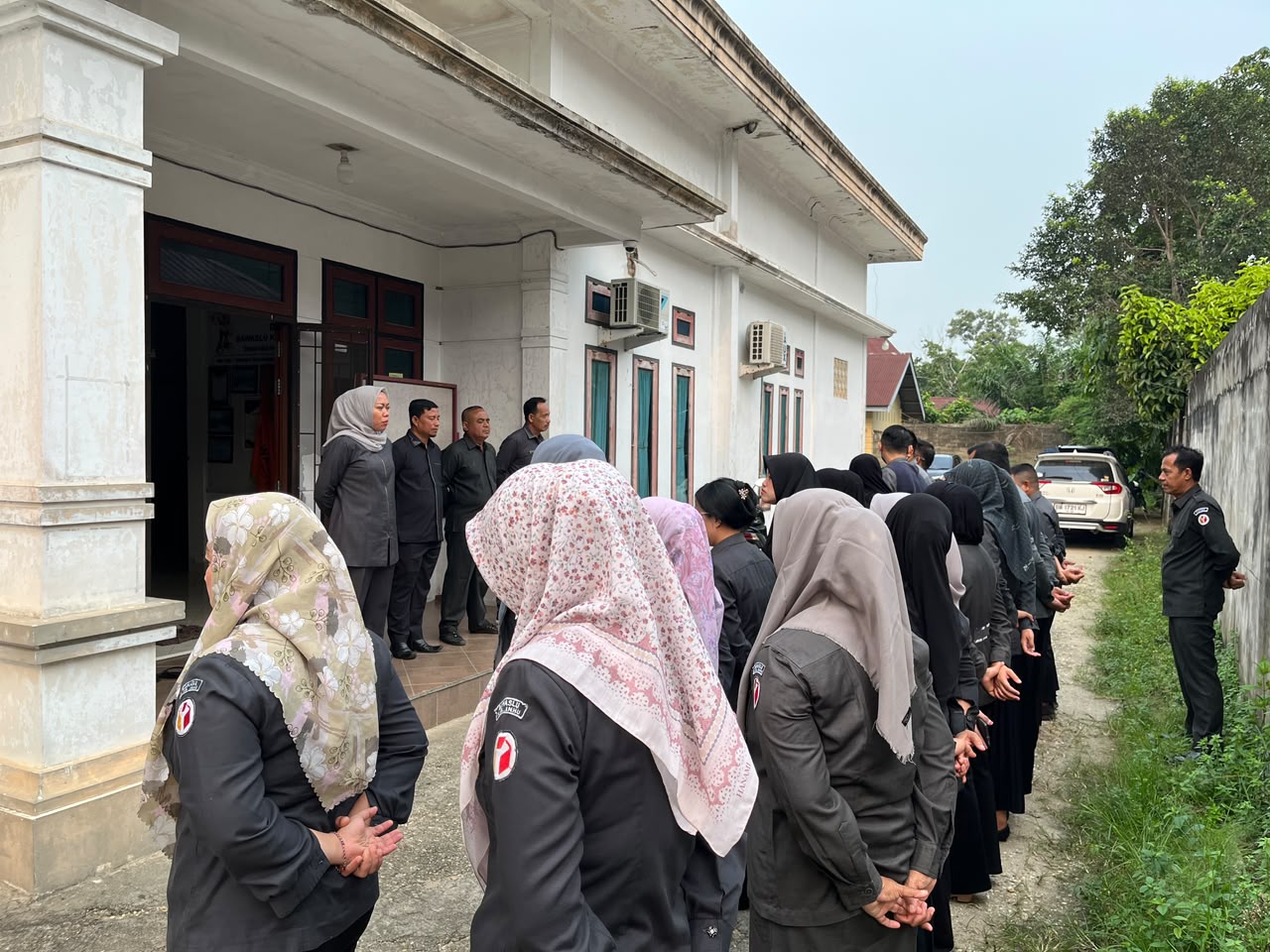 Anggota Bawaslu INHU Salestia Deni.,SH.,MH pada saat menjadi Pembina Apel senin di Kantor Bawalsu INHU 19/10/2026