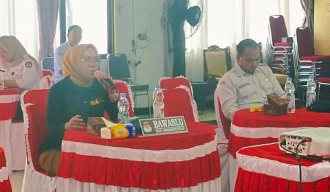 Anggota Bawaslu INHU Salestia Deni,SH.,MH Pada Saat Sosialisasi PKPU Nomor 3 Tahun 2025 tentang Penggantian Antar waktu Anggota DPR, DPD, dan DPRD di KPU INHU