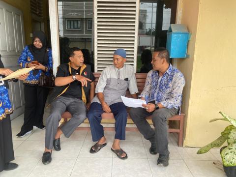 Anggota Bawaslu INHU Said M Affandi saat melakukan Pengawasan  Coktas (Pencocokan dan Penelitian Terbatas) terhadap pemilih yang berada di luar negeri 