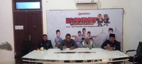 Ketua dan anggota Bawaslu INHU Pada saat memimpin rapat senin 