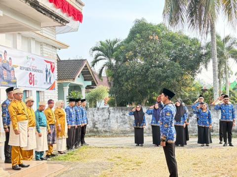 Upacara Peringatan HUT ke-81 Kemerdekaan Republik Indonesia Tahun 2026 di Kantor Bawaslu INHU dengan Pembina Apel Ketua Bawaslu INHU Dedi Risanto.S.IP.,SH.,M,Si