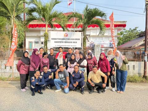  keluarga besar Bawaslu Kabupaten Indragiri Hulu melaksanakan kegiatan Jalan Sehat pada Kamis, 20 Agustus 2026.