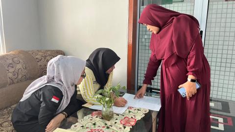 Staf Sekretariat Bawaslu INHU Melvi Erlica,SH.,MH Pada saat melakukan Pengawasan  Coktas PDPB di Desa Gudang Batu dan Pasir Sialang Jaya Kecamatan Lirik