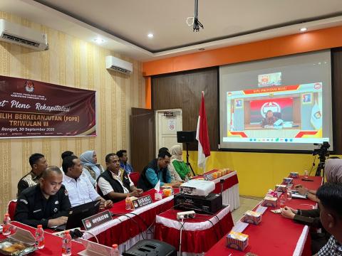 Ketua dan anggota Bawaslu INHU Pada saat mengikuti Rapat Pleno Rekapitulasi Pemutakhiran Data Pemilih Berkelanjutan (PDPB) Triwulan III Tahun 2026